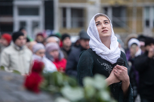 Złożenie kwiatów pod pomnikiem Ofiar Wielkiego Głodu – Żytomierz, 24 listopada 2018. Fot. Sławek Kasper (IPN)