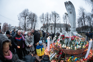 Złożenie kwiatów pod pomnikiem Ofiar Wielkiego Głodu – Żytomierz, 24 listopada 2018. Fot. Sławek Kasper (IPN)
