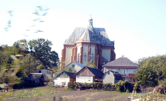 Wieś Milczyce, dekanat wiszneński, powiat Rudki. Widoczny kościół św. Katarzyny (współcześnie cerkiew prawosławna św. Dymitra), pod którym wymordowano mieszkańców w 1941 r. Zasoby własne J.Rudnicki