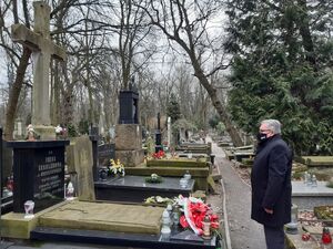 Wiceprezes IPN Jan Baster składa wiązankę na grobie Ireny Sendlerowej na Powązkach – Warszawa, 24 marca 2021. Fot. Joanna Jurkowska (IPN)