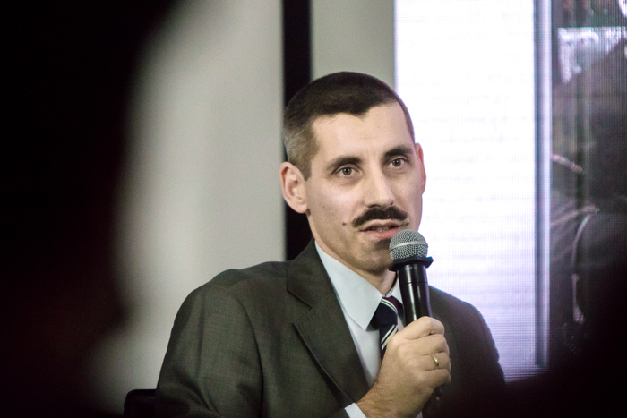 Dr hab. Mirosław Szumiło (IPN), prowadzący dyskusję o książce „Kościół i państwo na Kresach Południowo-Wschodnich II Rzeczypospolitej” – 26 stycznia 2022. Fot. Sławek Kasper (IPN)