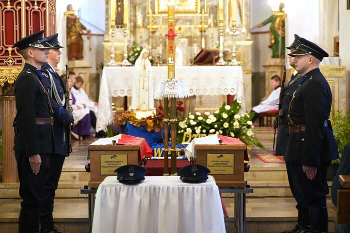 Uroczystości pogrzebowe dwóch nieznanych z nazwiska funkcjonariuszy Polskiej Policji Państwowej - Kryłów, 20 października 2026, fot. Dominik Borek (IPN Lublin)