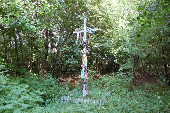 Zbiorowa mogiła ok. 600 Polaków zamordowanych przez UPA 30.08.1943 r.