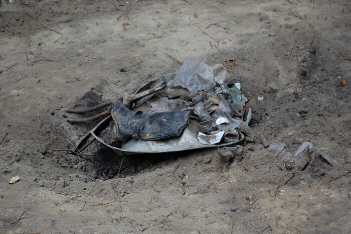 Gaj, w środku mogiły niektórzy Ukraińcy urządzili śmietnik