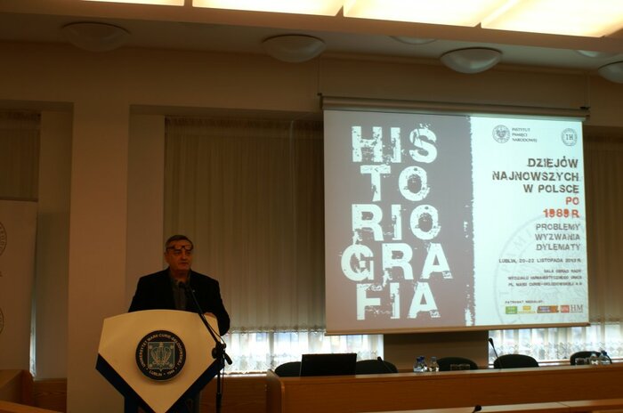 W imieniu UMCS konferencję otwiera Dyrektor Instytutu Historii prof. Dariusz Słapek