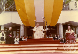 Jan Paweł II siedzi na tronie papieskim na dziedzińcu Katolickiego Uniwersytetu Lubelskiego w czasie spotkania ze społecznością akademicką. 9 VI 1987 r. autor: nieznany. Sygnatura: IPNBU-7-7-20-1