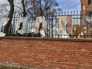 Zniszczona wystawa „Wyszyńskiego i Wojtyły gramatyka życia” w Rejowcu