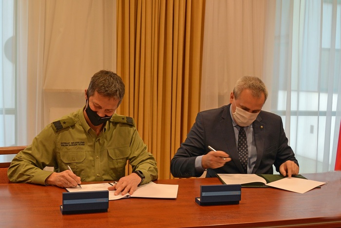 Podpisanie porozumienie przez gen. SG Jacka Szcząchora i dyrektora IPN Lublin Marcina Krzystofika. Fot.: Nadbużańska Straż Graniczna