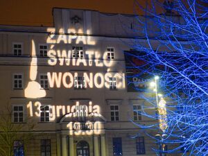 Logotyp akcji &quot;Zapal światło wolności&quot; wyświetlony w Lublinie. Fot. Dawid Florczak/IPN Lublin