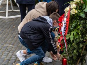 Przedstawiciele Ochotniczych Hufców pracy składają kwiaty pod pomnikiem Ofiar Katynia. Fot. Dawid Florczak/IPN Lublin