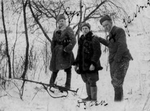 grupa Leona Taraszkiewicza &quot;Jastrzębia&quot; - (od lewej) Stefan Kucharuk &quot;Ryś&quot;, Piotr Kwiatkowski &quot;Dąbek&quot;, Leon Taraszkiewicz &quot;Jastrząb&quot; - fot. 1946 r.