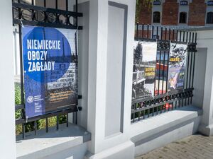 Wystawa „Niemieckie obozy zagłady” prezentowana na ogrodzeniu budynku archiwum IPN Lublin. Fot. Dawid Florczak/IPN Lublin