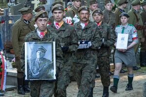 Żołnierze niosący portret i odznaczenia zmarłego kombatanta. Fot. Dawid Florczak/IPN Lublin
