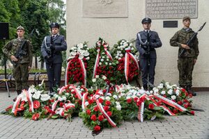 Kwiaty złożone pod tablicą upamiętniającą Radomski Czerwiec &#039;76. Fot. Dawid Florczak/IPN Lublin
