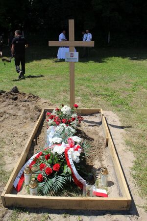Grób ekshumowanego Nieznanego Żołnierza z tymczasową formą upamiętnienia. Fot. Sylwia Kostyra/IPN Lublin
