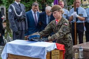 Żołnierz kładzie rogatywkę na trumnie zmarłego. Fot. Dawid Florczak/IPN Lublin