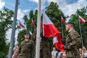 Trzej żołnierze wciągają flagę narodową RP na maszt. Fot. Dawid Florczak/IPN Lublin