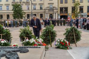 Dyrektor IPN Lublin Marcin Krzysztofik składa kwiaty na płycie Pomnika Nieznanego Żołnierza. Fot. Dawid Florczak/IPN Lublin
