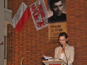 Na zdjęciu Olga Bończyk podczas koncertu poświęconego ks. Romanowi Kotlarzowi. Fot. Arkadiusz Kutkowski/IPN Lublin