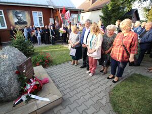 Rodzina ks. Romana Kotlarza oddaje hołd bohaterskiemu duchownemu. Fot. Arkadiusz Kutkowski/IPN Lublin