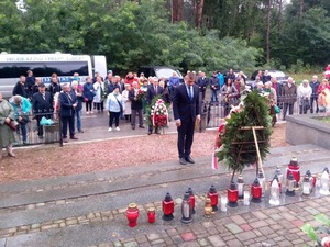 Wicekonsul Konsulatu Generalnego RP w Łucku złożył kwiaty w hołdzie pomordowanym. Fot. Waldemar Terlecki/IPN Lublin
