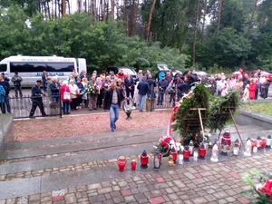 Przedstawiciel mieszkańców okolic Ostrówek i Woli Ostrowieckiej złożył kwiaty w hołdzie pomordowanym. Fot. Waldemar Terlecki/IPN Lublin