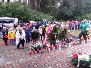 Uczestnicy uroczystości składają kwiaty pod pomnikiem upamiętniającym pomordowanych. Fot. Waldemar Terlecki/IPN Lublin