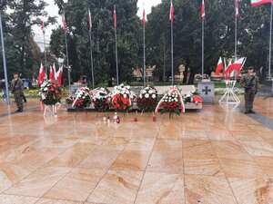 Pomnik Nieznanego Żołnierza na Placu Litewskim w Lublinie z wieńcami. Fot. Dawid Florczak/IPN Lublin