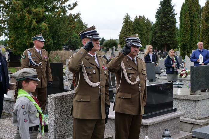 Przedstawiciele służb mundurowych salutują przy grobie Obrońcy Westerplatte - Stanisławie Kolasie. Fot. UM Chełm