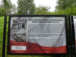 Jedna z tablic ufundowanych przez IPN z polską wersją informacji o miejscu pamięci na Rurach Jezuickich. Fot. Michał Durakiewicz/IPN Lublin