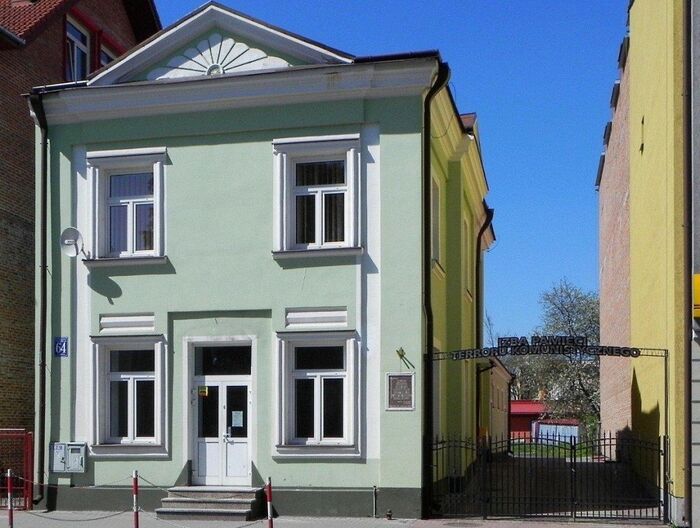 Jeden z budynków byłego PUBP w Tomaszowie Lubelskim przy ul. Lwowskiej 64, w którym obecnie mieści się Izba Pamięci Terroru Komunistycznego.