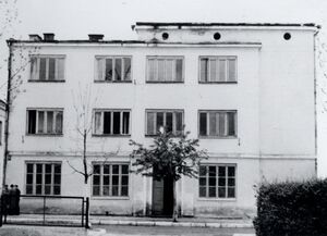 Archiwalne zdjęcie trzeciego z budynków wchodzących w skład tomaszowskiego PUBP, w którym obecnie mieści się siedziba banku BNP Paribas przy ul. Lwowskiej 62.