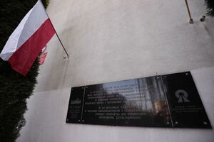 Tablica upamiętniająca strajk w WSI w Radomiu w 1981 r. umiejscowiona na budynku Uniwersytetu Technologiczno-Humanistycznego. Fot. Mikołaj Bujak/IPN