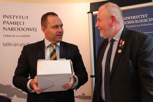 Od lewej prezes IPN, dr Karol Nawrocki, rzecznik NZS WSI Włodzimierz Dobrowolski. Fot. Mikołaj Bujak/IPN