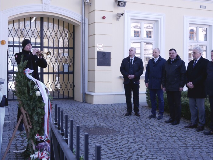 dr Robert Derewenda dyrektor Oddziału IPN w Lublinie, dr Edward Gigilewicz (OBBH) i dr hab. Tomasz Nowicki (KUL), podczas Narodowego Dnia Pamięci Polaków ratujących Żydów pod okupacją niemiecką – Lublin, 24 marca 2022. Fot. A. Sadownik/IPN Lublin