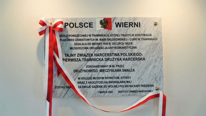 Tablica poświęcona  Pierwszej Trawnickiej Drużynie Harcerskiej - Trawniki, 29 marca 2022. Fot. Szczepan Barczyk (IPN Lublin)