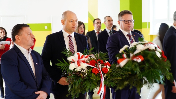 Złożenie kwiatów pod tablicą poświęconą Pierwszej Trawnickiej Drużynie Harcerskiej . Fot. Szczepan Barczyk (IPN Lublin)