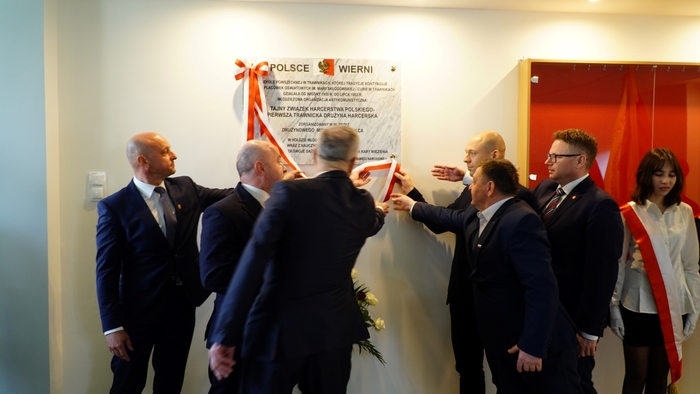 Odsłonięcie tablicy poświęconej Pierwszej Trawnickiej Drużynie Harcerskiej - Trawniki, 29 marca 2022. Fot. Szczepan Barczyk (IPN Lublin)