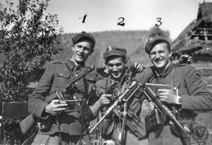 Kadra 4. szwadronu 5. Brygady Wileńskiej AK, Białostocczyzna, 1945 r. Od lewej: Jerzy Lejkowski „Szpagat”, Zdzisław Badocha „Żelazny”, Henryk Wieliczko „Lufa”. Fot. AIPN