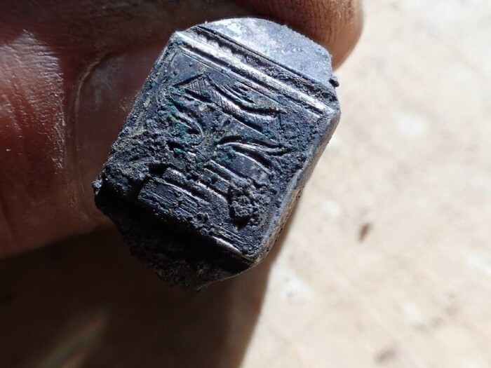 Sygnet, na którym widnieje litera K wpisana w literę H. fot. IPN Oddział w Rzeszowie