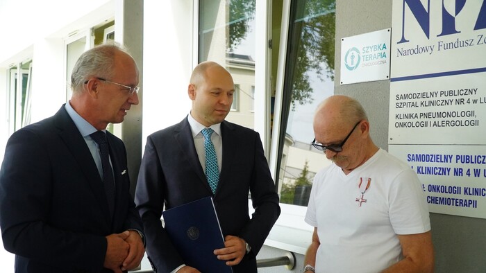 prof. Krzysztof Szwagrzyk wiceprezes IPN, dr Robert Derewenda dyrektor Oddziału IPN w Lublinie, Janusz Lato podczas uroczystości wręczenia Krzyża Wolności i Solidarności – Lublin, 8 sierpnia 2022. Fot. A. Sadownik/IPN Lublin