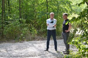 dr hab. Krzysztof Szwagrzyk i dr Artur Piekarz z BPiI IPN podczas prac w lesie Zielona w pobliżu miejscowości Wyrąb, fot. IPN