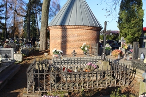 Remont pomnika na grobie powstańca styczniowego ppor. Jana Nieciengiewicza w Puławach