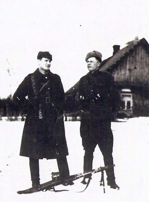 Lipniak, zima 1945/1946 r. Od lewej: ppor. Edward Taraszkiewicz „Żelazny”, plut. Zdzisław Kogut „Ryś”. Fot. AIPN.