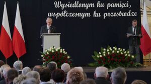 Prezydent RFN Horst Köhler podczas obchodów 80. rocznicy wysiedleń mieszkańców Zamojszczyzny w Skierbieszowie. Fot. IPN Lublin