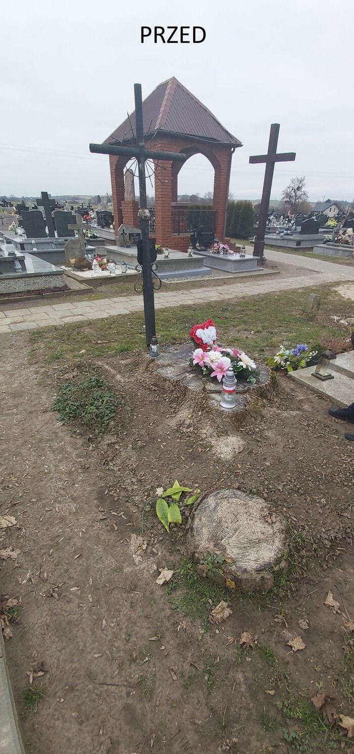 Wykonanie pomnika na grobie ppor. Jakuba Rysaka - Fot. Paweł Skrok (IPN)