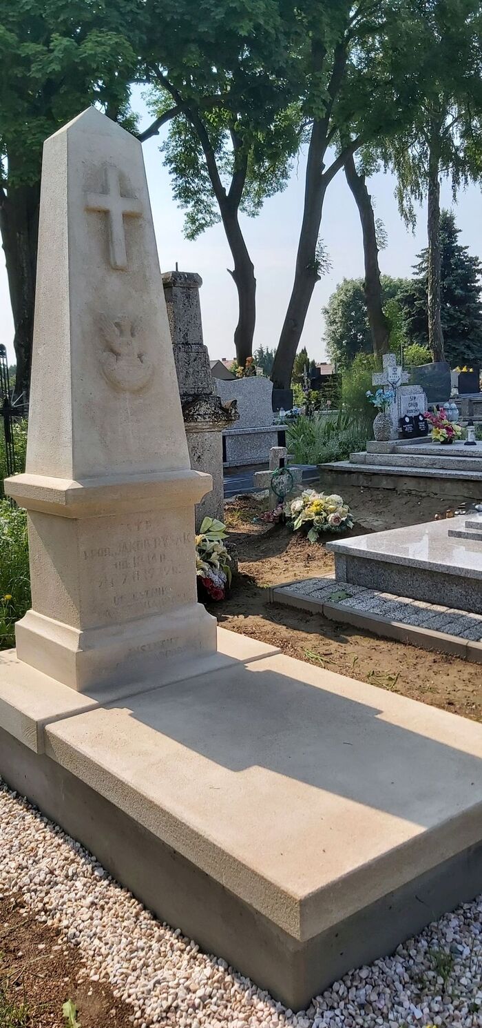 Wykonanie pomnika na grobie ppor. Jakuba Rysaka - Fot. Paweł Skrok (IPN)