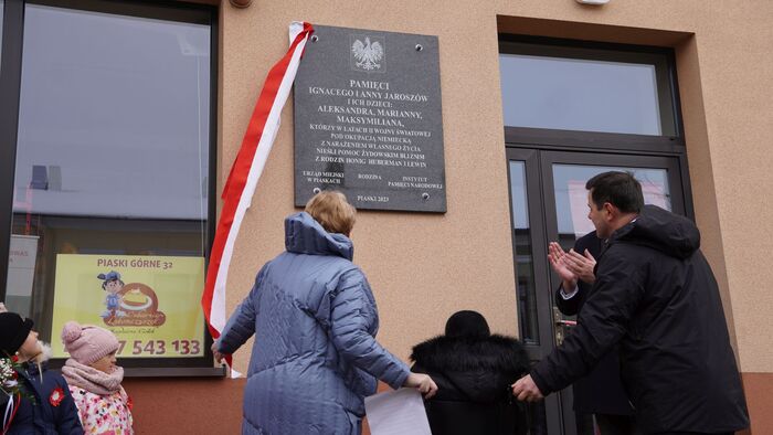 Odsłonięcie tablicy upamiętniającej rodzinę Jaroszów - Piaski, 5 grudnia 2023. Fot. A. Sadownik/IPN Lublin