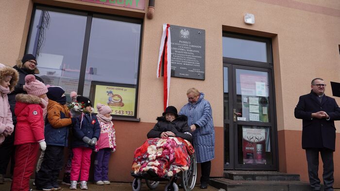 Odsłonięcie tablicy upamiętniającej rodzinę Jaroszów - Piaski, 5 grudnia 2023. Fot. A. Sadownik/IPN Lublin